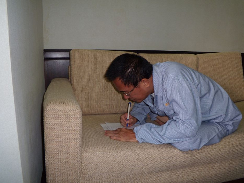 監察院22日公布陳水扁模擬在北監服刑時，趴在地上寫文章的姿勢。圖：監委黃煌雄提供   
