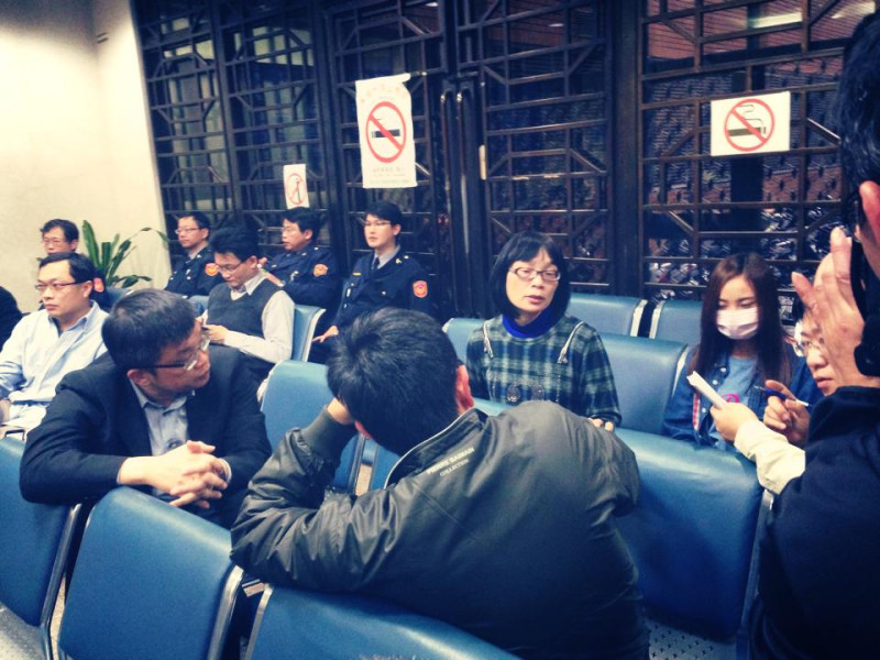 24日晚間，楊翠在台北地院等待兒子魏揚羈押庭的審理結果。圖：蔡克斯提供   