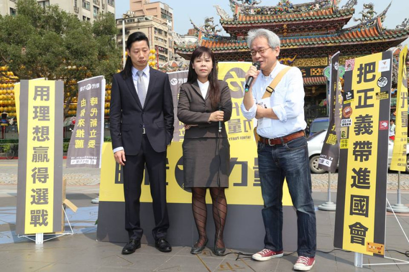 新北市第1選區立委參選人馮光遠（右一）到場力挺2人。圖：林雨佑/攝   