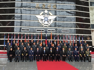 總統馬英九今(11)天赴國防部新建大樓視察，並稱讚國軍募兵成效佳。圖：中央社   