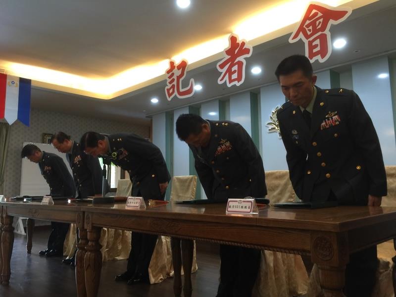 陸軍司令部副司令潘家宇3日召開記者會時，坦承陸軍有多項缺失，率員鞠躬向社會大眾致歉。圖：中央社。   