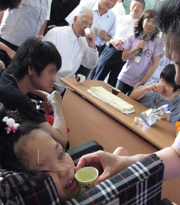 前總統李登輝今（18）日下午在嘉義縣敏道家園與重度身心障礙兒童一起喝茶。圖：林朝億/攝影   