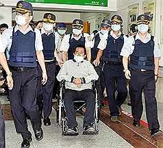 前總統陳水扁（中）23日清晨在戒護下返回署立桃園醫院回診，圖片來源：中央社。   
