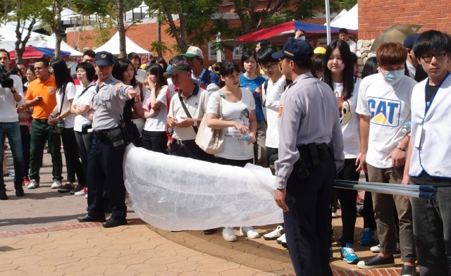 總統馬英九日前出席「2013台北客家義民嘉年華」再遭民眾丟鞋抗議。警方出動最新的攔鞋網因應。圖：中央社資料照片   