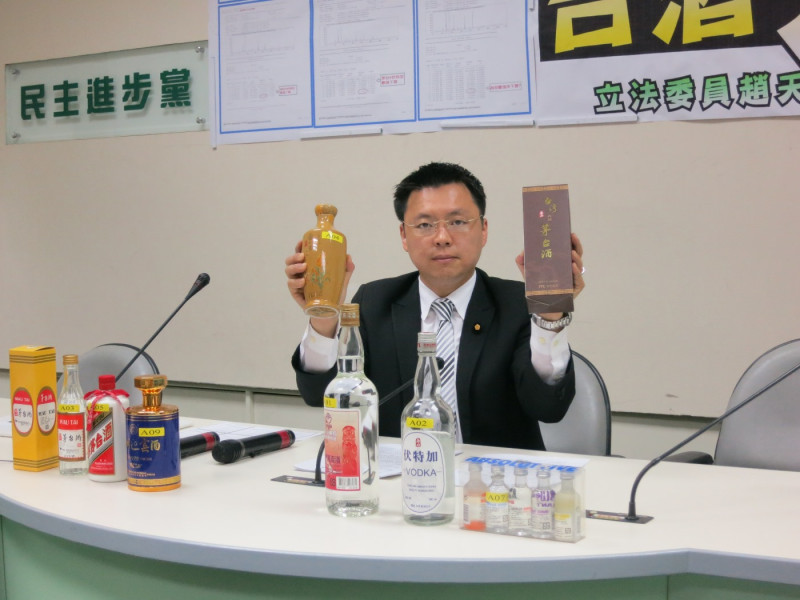 民進黨立委趙天麟6日指控台灣菸酒以伏特加名義走私進口中國貴州迎賓酒。圖：林朝億/攝   