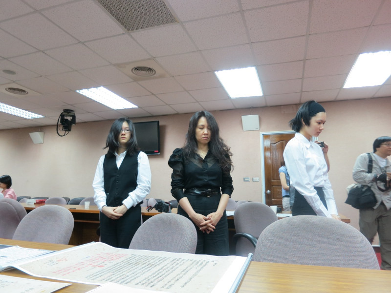施明德妻子陳嘉君與2個女兒奔波於國家檔案局尋找泰源烈士檔案資料。圖：林朝億/攝   