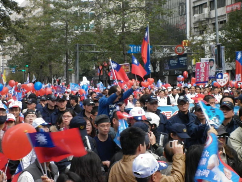 「為台灣讚出來」大遊行台北場由國民黨總統候選人馬英九親自領軍，由於天氣涼爽無雨，許多人攜家帶眷參與該活動，台北場就約有10萬人左右。圖片：謝莉慧/攝   