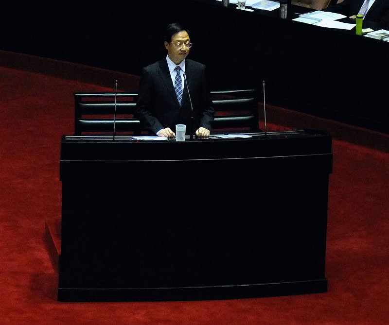 行政院長江宜樺今(21)日下午備詢時火氣不小，面對立委質問，還不願回答。圖：翁嫆琄/攝。   