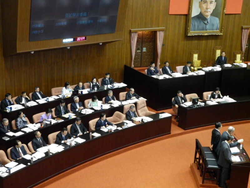 行政院長吳敦義28率閣員至立院備詢，重申「釣魚台是我們中華民國的領土。」但面對爭議，也不能太過輕率。圖片：謝莉慧攝   