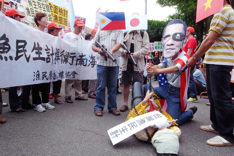 台灣漁民勞動人權協會、勞動黨、中國統一聯盟等團體今（17）日前往外交部抗議，要求外交部要公開譴責美方屠殺台灣船長的行為，現場並以行動劇呈現台灣漁民的處境。圖片：楊宗興/攝   