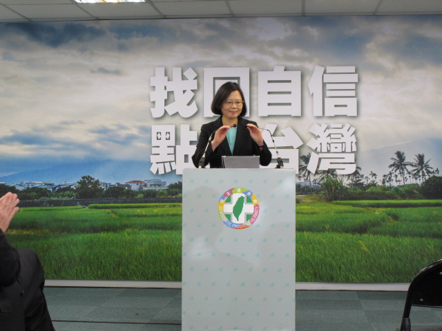 民進黨主席蔡英文15日發表參選總統聲明，背景則是演講主題「找回自信，點亮台灣」。圖：林朝億/攝   