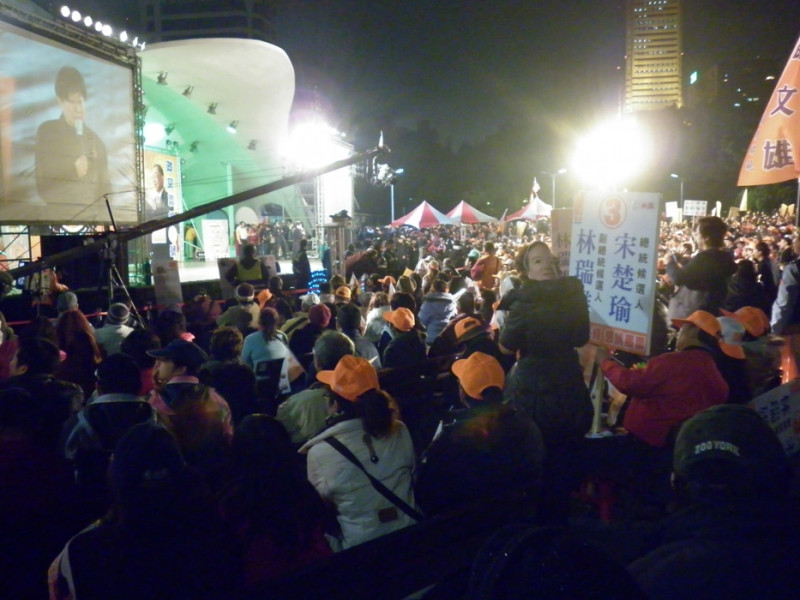 親民黨11日在台北首場也是最後一場造勢晚會，場子雖小，但會場擠滿了人也充滿熱情吶喊，直到晚間10點才依依不捨結束。圖片：謝莉慧/攝   