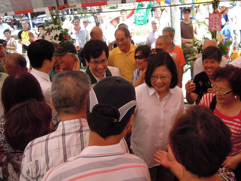 民進黨21日舉行新北市立委第7選區聯合服務中心暨新北市黨部板橋區聯絡處的成立儀式，前民進黨主席蔡英文特別出席與民眾搏感情。圖：陳冠廷/攝   