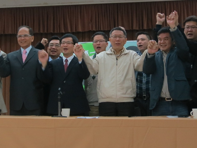 台大醫師柯文哲23日出席周柏雅宣布參選台北市長記者會。圖：林朝億/攝   