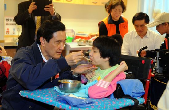 身兼國民黨主席的總統馬英九（左）24日一早，前往台北聖安娜之家探視院童，與台北市長郝龍斌（後右2）等人一起作公益，以慶祝118週年黨慶。圖片來源：中央社。   