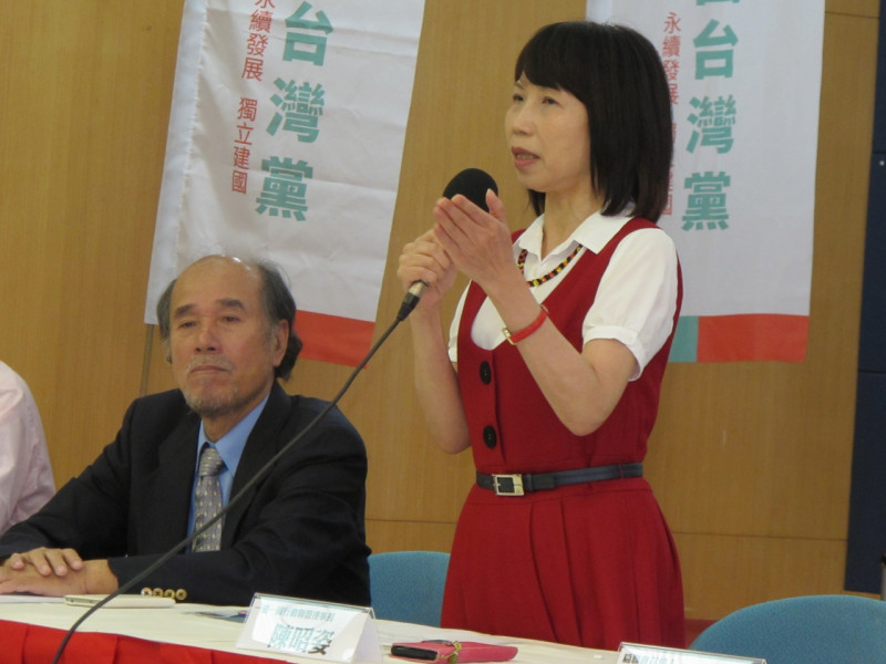 自由台灣黨主席蔡丁貴2日宣布跟一邊一國行動聯盟結盟，並提名陳昭姿當不分區立委候選人。圖：林朝億/攝   