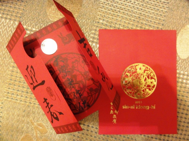 阿輝伯的紅包賀卡，貼著「5元」，象徵「有緣」大家來作伙。照片：王鼎鈞/攝   