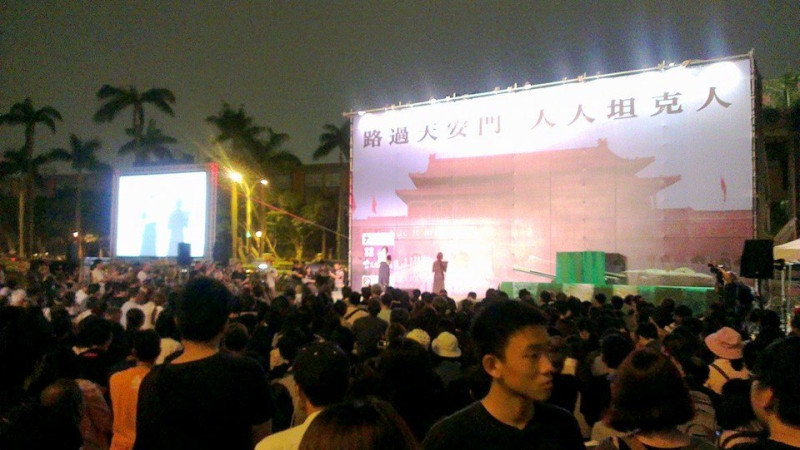 此次在台灣舉行的紀念六四晚會，不僅人數創新高，參與的台灣公民團體更是破紀錄，連公開主張台獨的太陽花學運領袖陳為廷、魏揚等人都上台力挺中國民主。圖：莊豐嘉/攝   