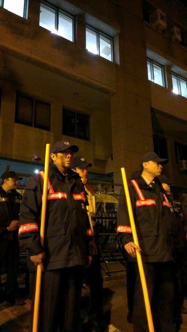 由學者們組成的台灣守護民主平台今(24)日公開譴責警方的流血鎮壓行動，痛批痛批因馬政府獨裁，才會導致抗爭活動再擴大。圖為警方手持警棍在行政院外待命的畫面。圖：莊豐嘉/攝。   