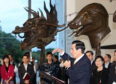 總統馬英九（前）25日前往北美館欣賞中國藝術家艾未未的展覽「缺席」，在「十二生肖」作品前發表感想。圖片來源：中央社   