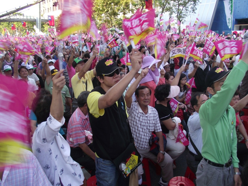 民進黨總統參選人蔡英文的全國競選總部23日正式成立，吸引數萬民支持者到場加油。圖片：陳冠廷/攝   