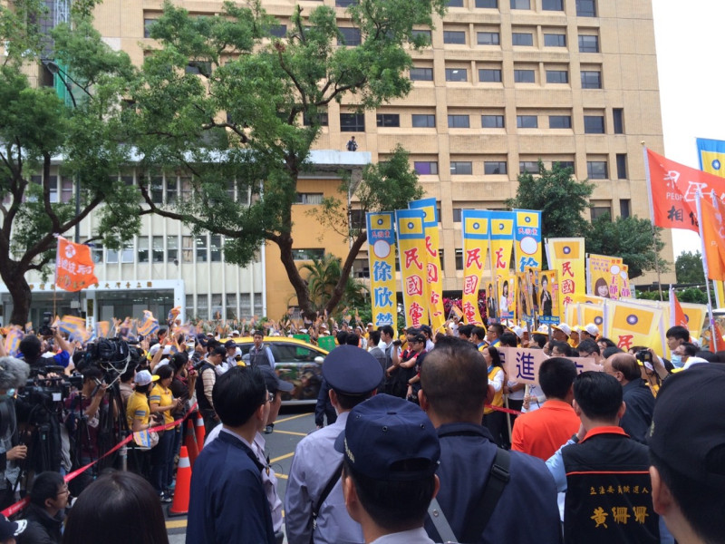 兩黨支持者擠爆中選會門口，有員警透露，民國黨支持者明顯較多。圖：符芳碩/攝   