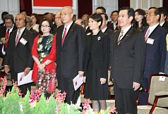 總統馬英九（前右）伉儷與副總統當選人吳敦義（前右3）伉儷，20日出席中華民國第13任正、副總統宣誓就職典禮。圖片來源：中央社。   