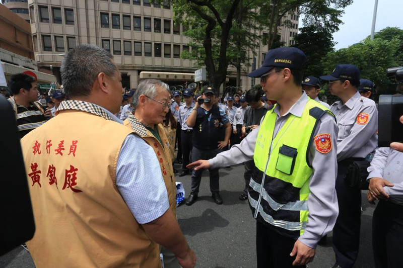 台聯丟完鞋後想離開,卻被警方包圍,警方指揮官稱這是「預防性包圍」。圖:林雨佑/攝