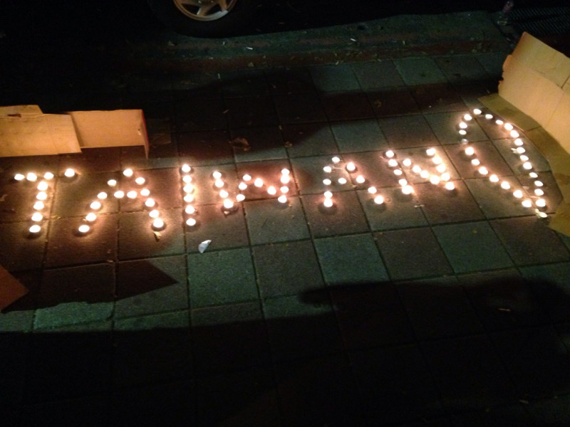 現場也有民眾用蠟燭排字，排出「TAIWAN」及台灣的島嶼圖樣。圖：劉奕霆/攝   