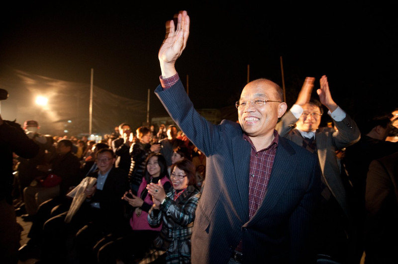 蘇貞昌17日晚上前往參與鹽水蜂炮活動，現場民眾高喊「總統」聲不絕於耳。圖片來源：蘇貞昌臉書（Facebook）   