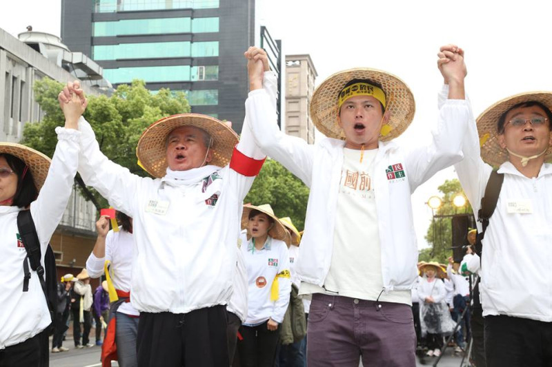 黃國昌（右二）和林義雄（左）10日下午在濟南路上牽手，高呼「補正公投法、修改選罷法」口號。圖：林雨佑/攝   