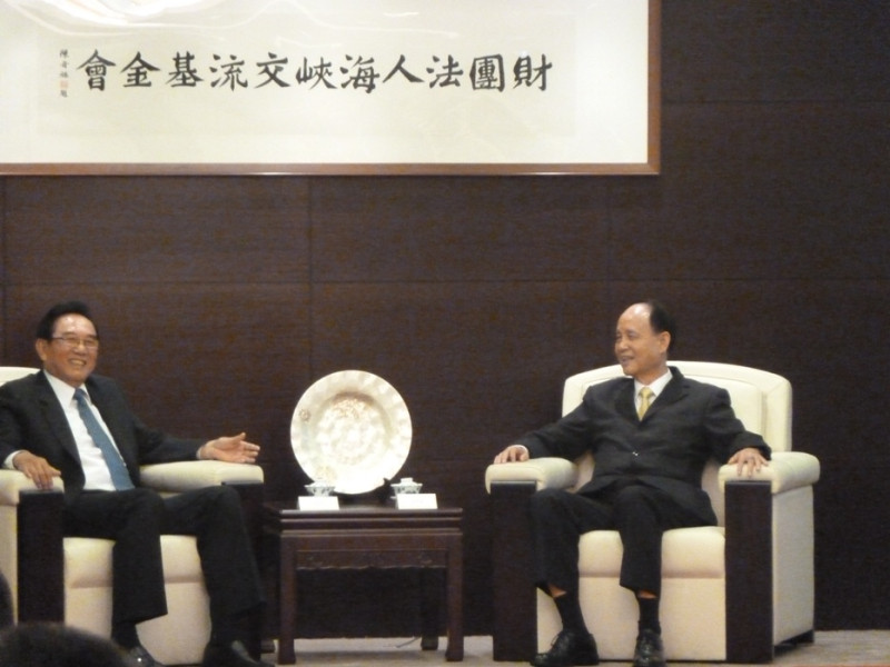 中國前海協會會長陳雲林(左)今（26）日下午到海基會拜訪董事長林中森(右)，談及兩岸文化交流的重要性。圖：謝莉慧/攝   