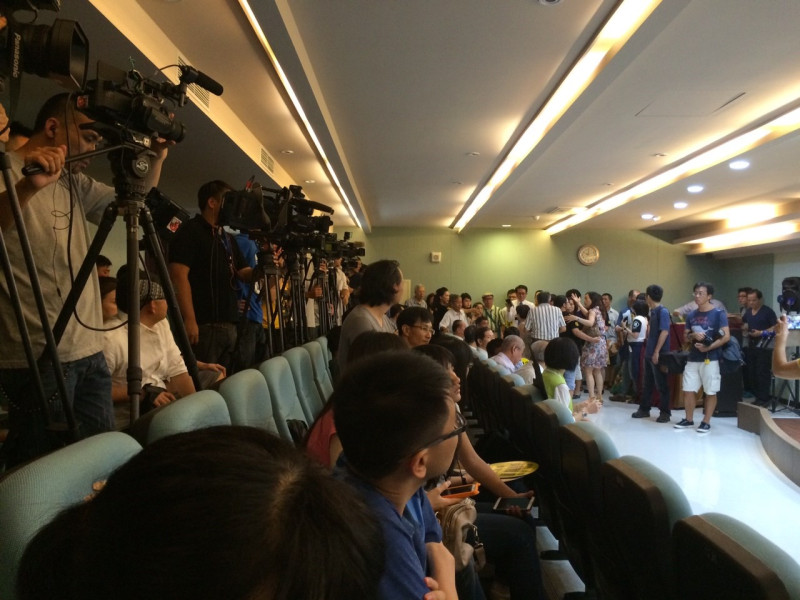 黃國昌宣布參選，媒體及支持者將現場擠得水洩不通。圖：符芳碩/攝   