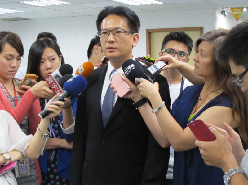 民進黨發言人林俊憲18日表示，中執會決議不提名黨的台北市長候選人，全力支持柯文哲。圖：新頭殼資料照片   