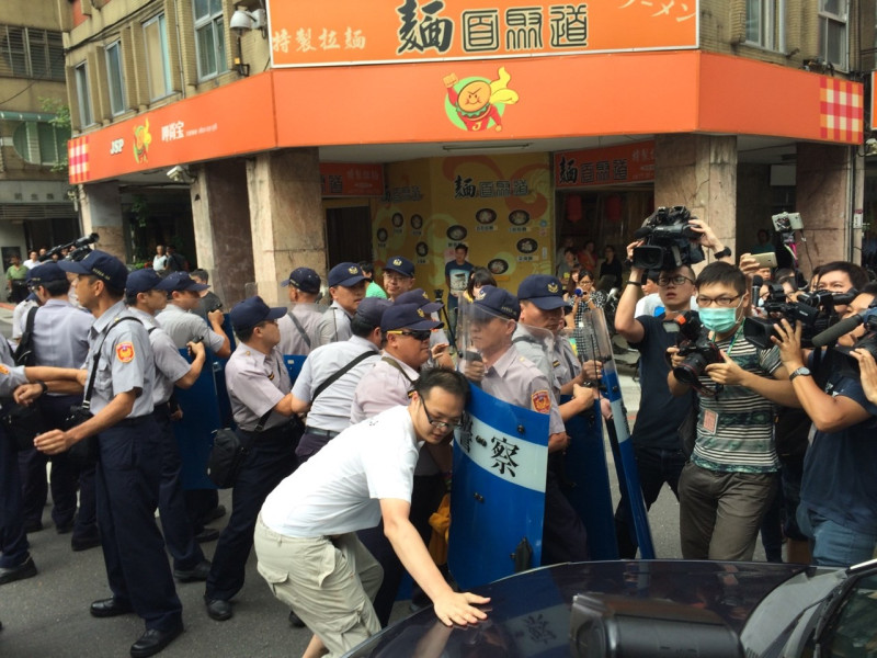 洪崇晏在王奕凱遭逮捕後，試圖擋住警車去向。圖：符芳碩/攝   
