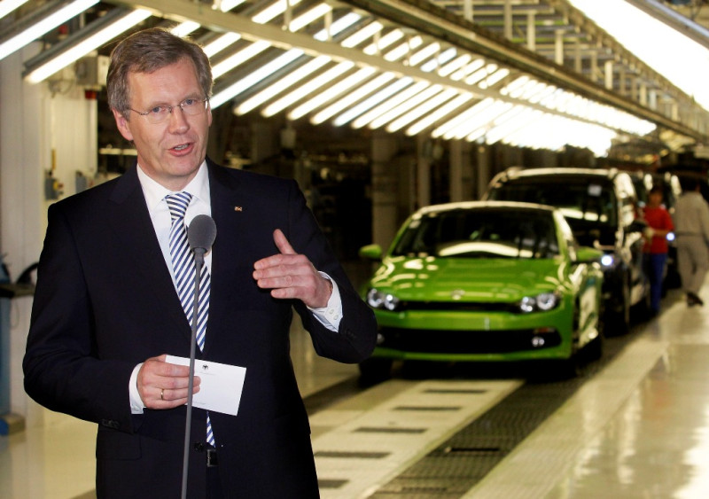 德國總統渥夫(Christian Wulff)在今年(2011)2月11日造訪了德國福斯汽車位於西班牙Palmela的製造廠。圖片來源：達志影像/美聯社   