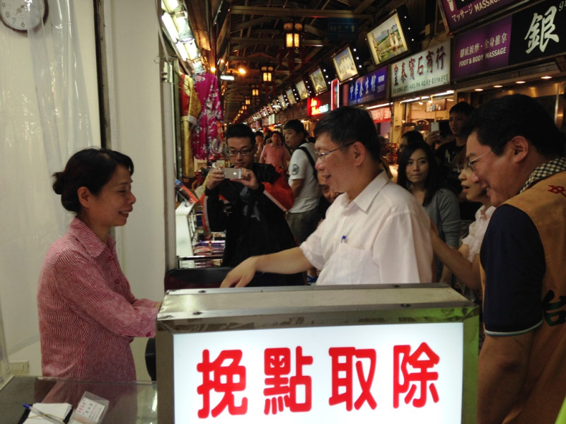 擬參選台北市長的台大醫師柯文哲今(8)晚前往華西街觀光夜市拜票，對於民進黨台北市議員簡余晏加入發言人團隊，柯文哲坦承，是他拜託簡加入擔任發言人組長，訓練海選出來的發言人。圖：劉奕霆/攝   