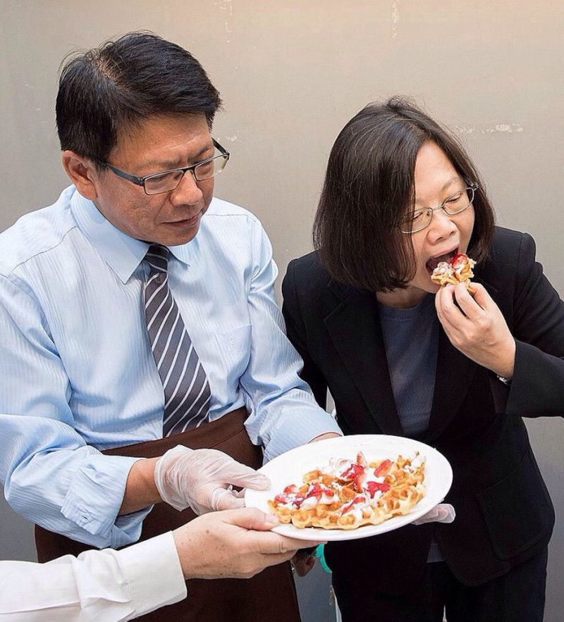 蔡英文24日說，「潘孟安縣長親手作的草莓鬆餅，要大口吃才過癮！」圖：蔡英文臉書   