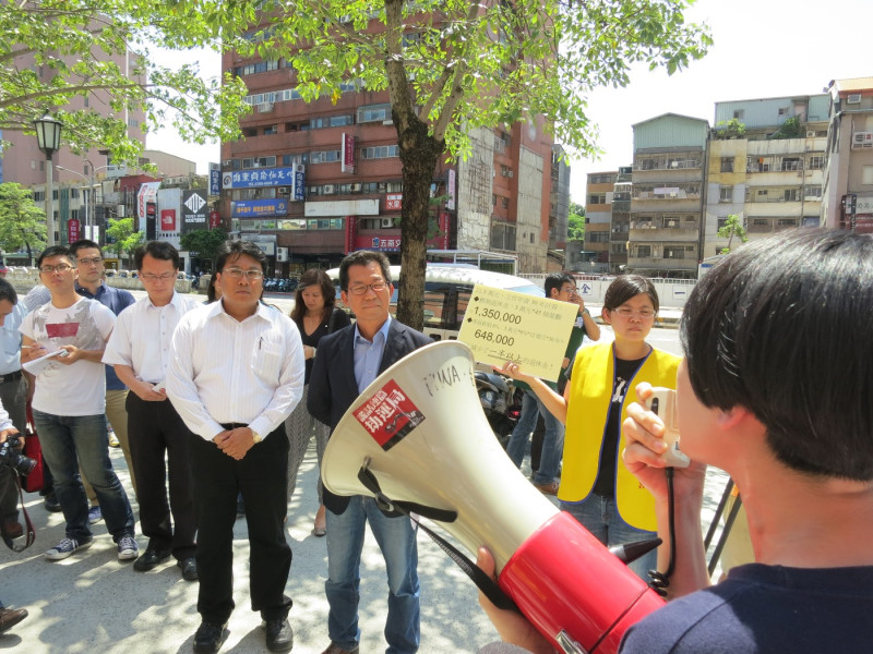 民進黨前勞委會主委李應元6日下午與前來抗議的勞工團體對話，雙方一來一往，不歡而散。圖：林朝億/攝   