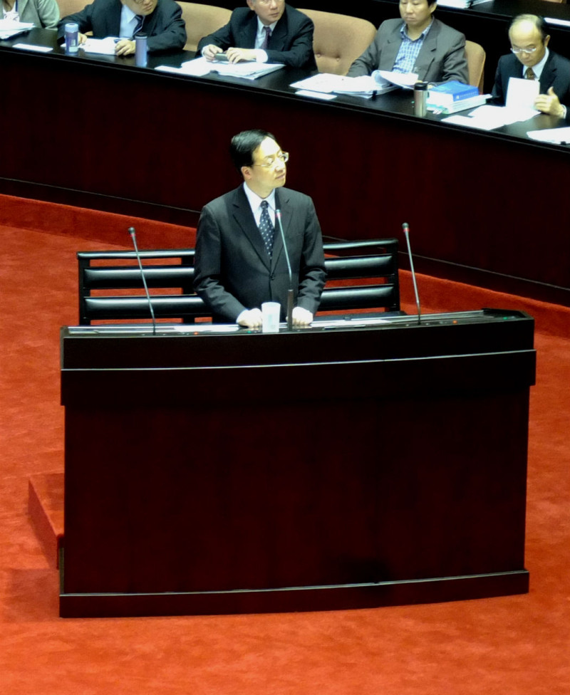 行政院長江宜樺今(9)日表示，溫飽問題要靠經濟解決，民主對國人來說，還是非常重要的。圖：翁嫆琄/攝   