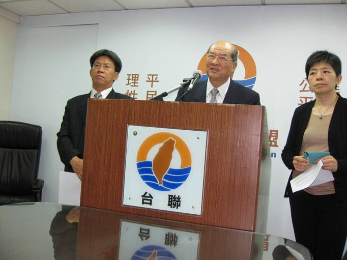 台灣團結聯盟主席黃昆輝在立委林世嘉、訴訟代理人高涌誠陪同下召開記者會。圖：林朝億/攝   