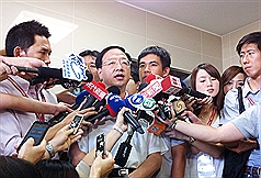 行政院長江宜樺（左2）10日出席「2013建中紅樓講堂－預約未來領袖」演講活動，並接受媒體採訪，回應關說案。圖：中央社   