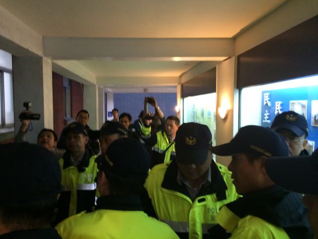 警力最後在紅樓1樓用人牆阻擋去路，張慶忠也隨即離開。圖：符芳碩/攝&nbsp;&nbsp;&nbsp;