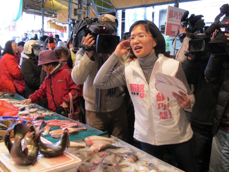 蘇貞昌女兒蘇巧慧10日在新北樹林博愛市場進行掃街活動。圖：林朝億/攝   