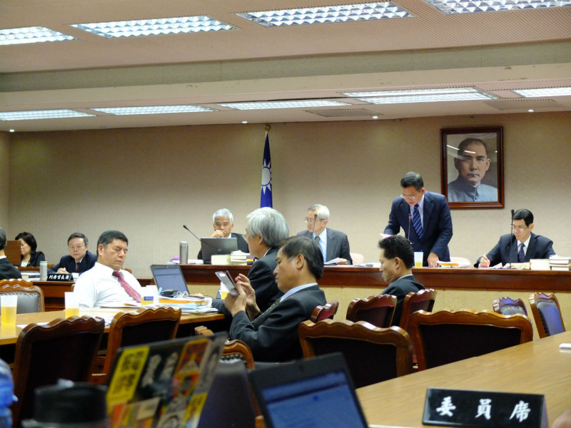 陸委會主委王郁琦今(22)日在內政委員會中首度承認，是自己接下APEC的邀請函，但沒看封面寫什麼。圖：翁嫆琄/攝。   