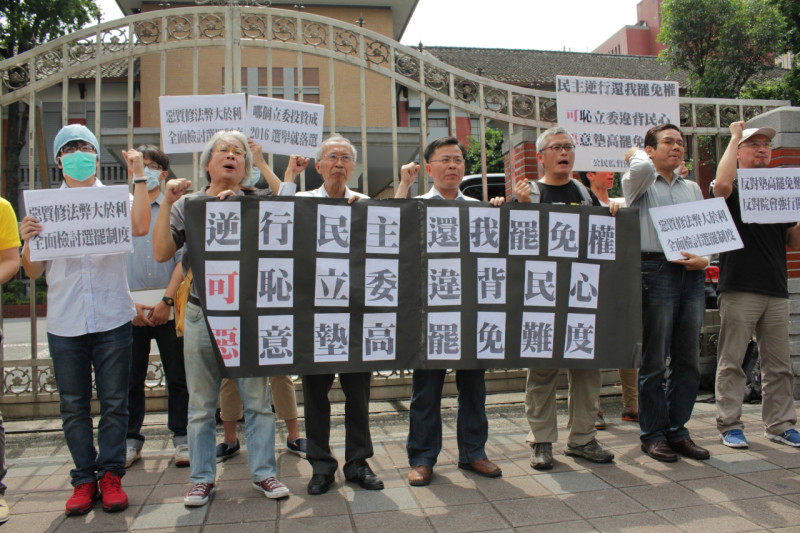 公督盟等團體代表今(12)天在立法院外高喊口號「逆行民主 還我罷免權」。圖：林雨佑/攝   