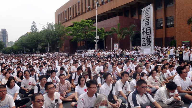 約3萬名穿著白衣的民眾今(20)日聚集在國防部前，要求還給枉死的陸軍下士洪仲丘一個公道。圖：沈妤宣/攝   