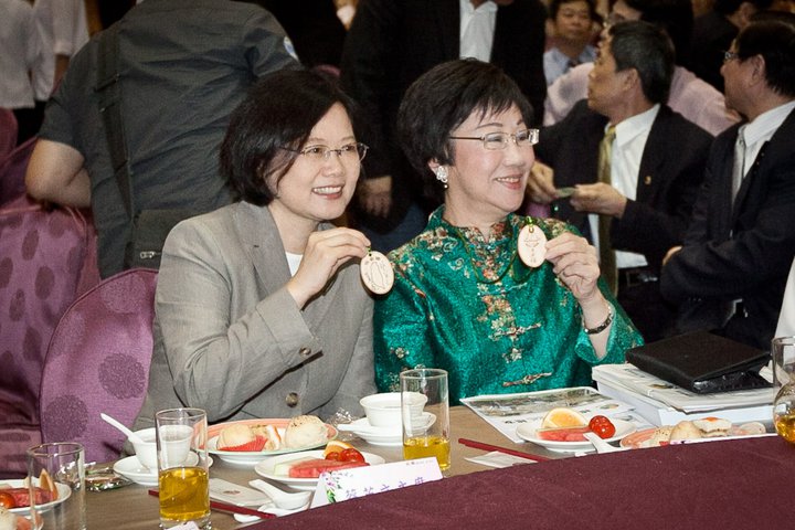 民進黨主席蔡英文21日出席前副總統呂秀蓮主辦的「救地球、保台灣」募款餐會，還貼心的為呂秀蓮提前慶生，除了演出大和解劇碼外，蔡英文還表現出高度自信，對於日本趨勢作家大前研一20日稱讚總統馬英九相當優秀的話題指出，等到了2012年，大前研一就會發現「我更優秀」。圖片來源：蔡英文臉書   