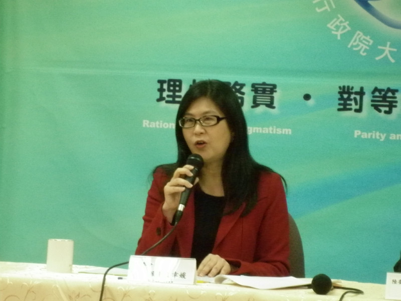 賴幸媛18日在陸委會民國100年新春記者會上，針對媒體提問指出，台灣的國防政策目標就是要「堅定捍衛國家安全」，但要有足夠自我防衛的武器。圖片：謝莉慧攝   