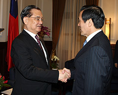 總統馬英九（右）8日上午在總統府接見「2010年第18屆APEC經濟領袖會議」代表團，前副總統連戰（左）3度擔任領袖代表出席會議。圖片來源：中央社   